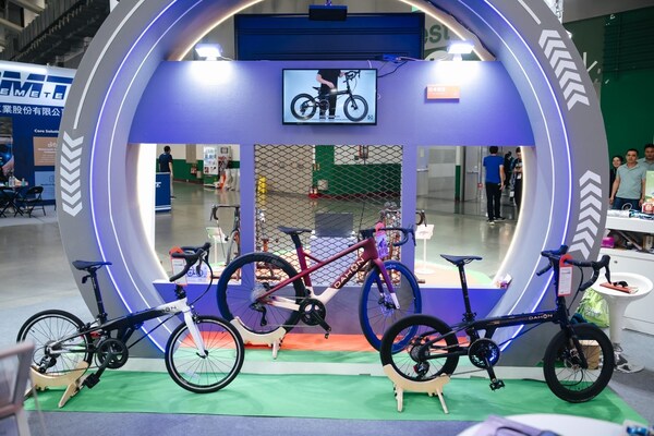 大行公路车系列：Vélodon C8 Di2（中）、Télodon C8 AXS（右）