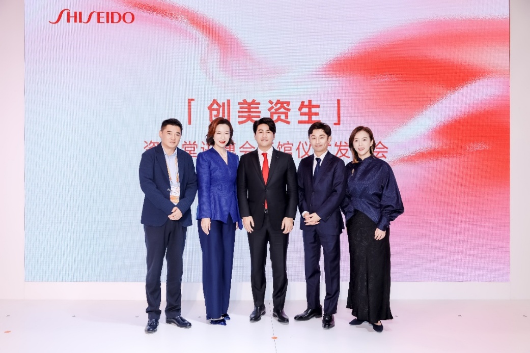 一群人站在一起合影 AI 生成的内容可能不正确。