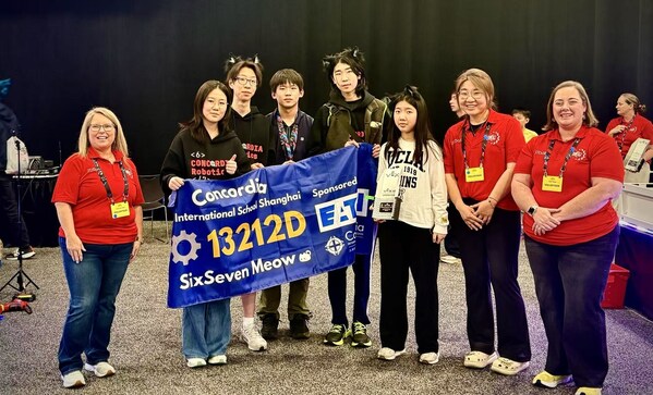 2026年VEX世锦赛现场，Concordia学生 (Jessica J, John D, Ethan H, Mak T, Yolanda L) 和评委合照