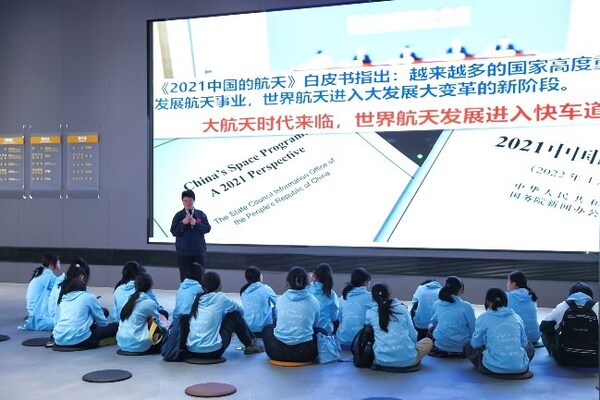 中国科学院微小卫星创新研究院科学所副所长陈雯为女生们授课