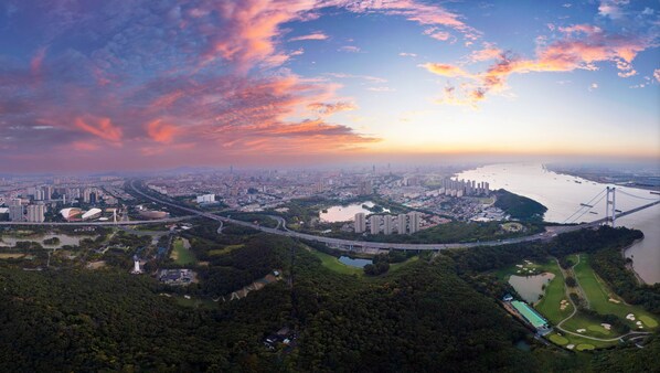 图为江阴市外景