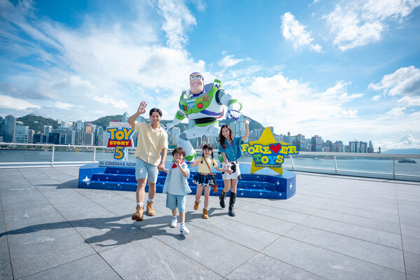 在海运大厦顶层的观景台—海运观点设有「巴斯光年，一飞冲天！」主题装置，4.5米高巴斯光年雕塑以其经典英雄姿态昂首俯瞰维港。