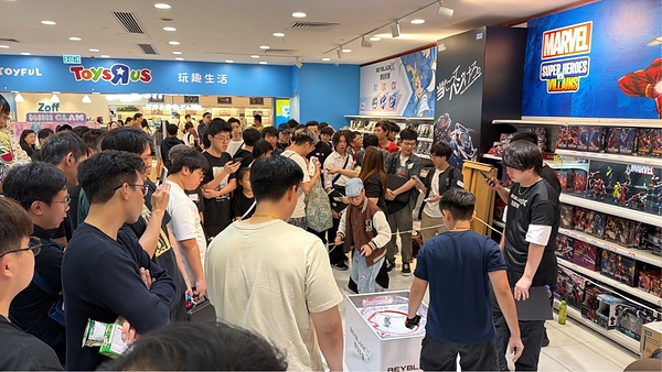 霸旋陀螺热潮横跨不同年龄层,把日常空间变成充满活力的竞技场,让家庭成员通过玩乐比拼建立联系,促进跨代交流,缔造珍贵回忆。 霸旋陀螺热潮横跨不同年龄层,把日常空间变成充满活力的竞技场,让家庭成员通过玩乐比拼建立联系,促进跨代交流,缔造珍贵回忆。