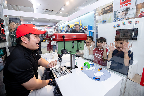 TOMICA BRAND STORE 及TOMICA FACTORY在亚洲各地为车迷带来崭新体验,顾客可以亲手设计属于自己的独一无二的合金小车,既能展现个人风格,更加强身份认同感。 TOMICA BRAND STORE 及TOMICA FACTORY在亚洲各地为车迷带来崭新体验,顾客可以亲手设计属于自己的独一无二的合金小车,既能展现个人风格,更加强身份认同感。
