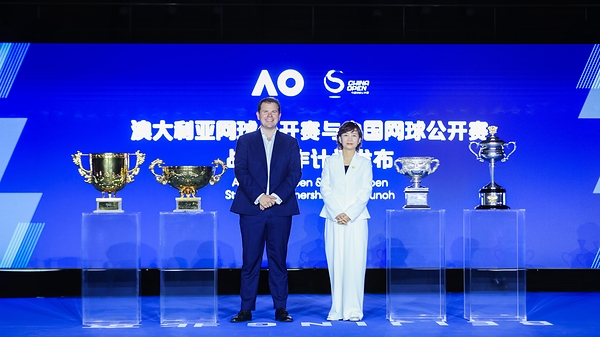 澳网与中网开启战略合作伙伴关系（澳大利亚网球协会首席活动官 Stephen Farrow 先生和首创集团副总经理，北京中国网球公开赛体育推广有限公司董事长，中网赛事代表 孙宝杰女士）