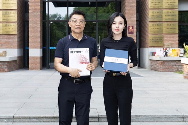 左起为清华大学生命科学学院邓海腾教授、宝洁大中华区护肤事业部总裁宣元女士