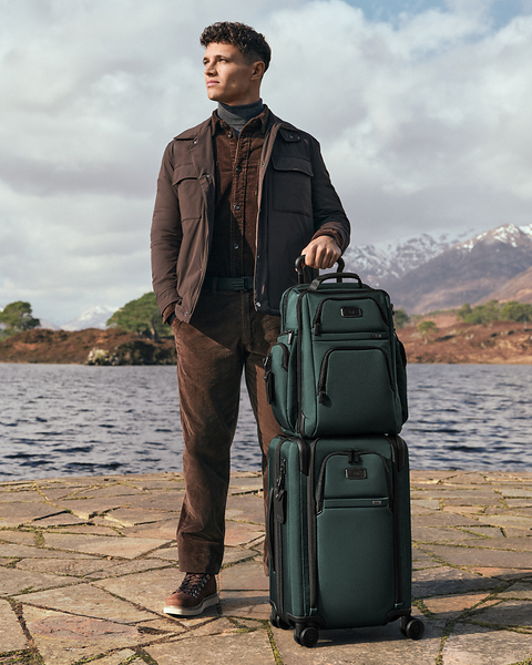 Lando Norris 携 Alpha TUMI Brief Pack 与 Alpha Dual Access 双重拉链可扩展登机箱出镜 (https://www.tumi.cn/p-159002B186) Lando Norris 携 Alpha TUMI Brief Pack 与 Alpha Dual Access 双重拉链可扩展登机箱出镜 (https://www.tumi.cn/p-159002B186)