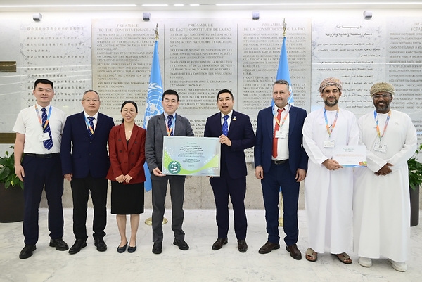 Yili representatives with FAO officials and international guests at the conference